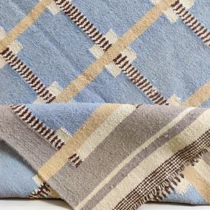 Tapis artisanal en laine moderne abstrait bleu tissé à la main, écologique, doux et durable pour salon, chambre et décoration intérieure - Product Image 1