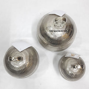 Ensemble de trois boîtes de rangement en aluminium, forme ronde, texture embossée, plaqué argent, avec couvercles à poignée - Product Image 6