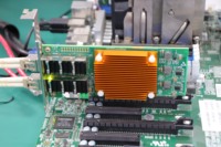 Adaptador de red PCIe de doble puerto 25GbE SFP28: con el controlador Intel Ethernet en la parte superior de la pantalla.