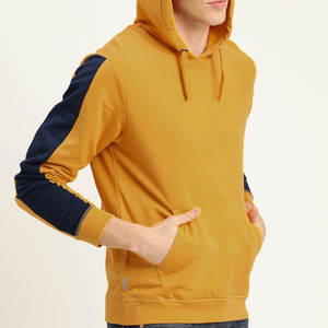 Sudaderas con capucha básicas para hombre, diseñadas para comodidad durante todo el día, con tela suave, ajuste relajado y adaptable para uso casual y deportivo. - Product Image 3