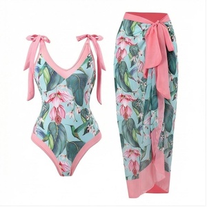 Ensemble de maillot de bain 2 pièces à imprimé floral pour femmes, body à col en V profond et jupe enveloppante avec bordure rose contrastée - Product Image 1