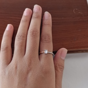 Anillo de Compromiso Solitario con Corte Esmeralda de Diamante Revalia, Anillos de Piedras Preciosas Elegantes y Minimalistas para Mujer, para Boda, Promesa o Fiesta - Product Image 3