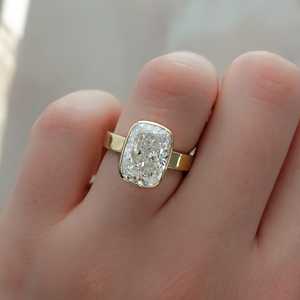 แหวนเพชรทรงคุชชั่น IGI เพชรเลี้ยงในห้องปฏิบัติการ ขายส่ง ทองคำแท้ 14K 18K หนา 3.5 มม. 4 กะรัต แบบฝังขอบ สำหรับผู้หญิง - Product Image 4