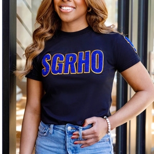 T-shirt en chenille à manches bouffantes Sigma Gamma Rho pour femme, personnalisé avec lettres brodées de la sororité grecque, style décontracté streetwear, vente en gros - Product Image 1