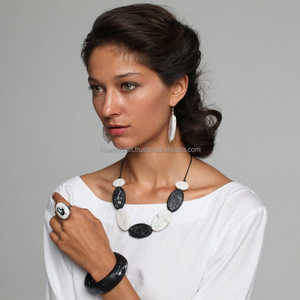 Colliers modernes et à la mode Collier en résine perlée Femme Chaîne florale multicolore Déclaration Pendentif Diamant Dernière fête - Product Image 4