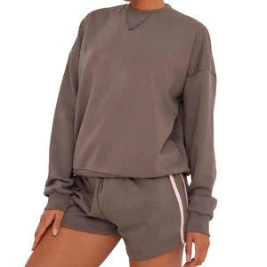 Ensemble 2 pièces pour femmes en coton 100% - Sweat-shirt à col rond gris et short - Couleur unie - Coupe ample - Tenue décontractée en coton tricoté pour toutes les saisons - Product Image 1