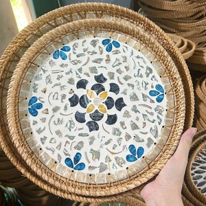 Bandeja de ratán Boho Chic con patrón de nácar, bandeja de servicio ecológica, bandeja de mesa tejida a mano de primera calidad - Product Image 5