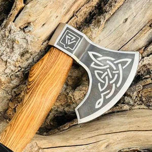 Hache artisanale d'inspiration viking avec tête en métal détaillée et manche en bois lisse pour collection - Product Image 4