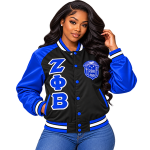 เสื้อแจ็คเก็ตบอมเบอร์สีดำ Zeta Phi Beta สำหรับผู้หญิง ซับในพิมพ์ลาย แขนเสื้อผ้าซาตินสีน้ำเงินรอยัล ปักอักษรกรีกแบบเชนิลล์  ติดตราสัญลักษณ์  ติดกระดุมแป๊ก - Product Image 3