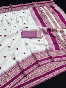 Sari Banarasi Blanco y Morado con Borde de Puntos, Vestido Tradicional Indio para Mujer, Largo hasta el Suelo, Hecho con Materiales Reciclados - Product Image 5
