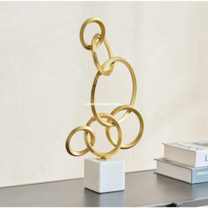 Sculpture géométrique abstraite en métal doré coulé, anneaux entrelacés, sur socle en marbre blanc, pour décoration de bureau - Product Image 1