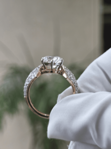 Anillo de Compromiso de Lujo con Diamante Cultivado en Laboratorio, Certificado IGI, Oro, 2.61ct, Diamantes en Racimo, Piedras Laterales, Engaste Central, para Mujer - Product Image 3