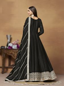 Vestido Étnico Indio con Bordado de Lentejuelas en Seda, Estilo Tradicional, con Dupatta Negra para Boda - Product Image 4