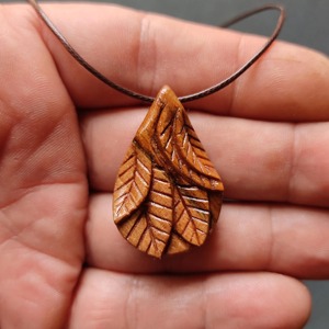 Collier en bois brun foncé, couleur chocolat, finition solide, prix usine, vente en gros - Product Image 1