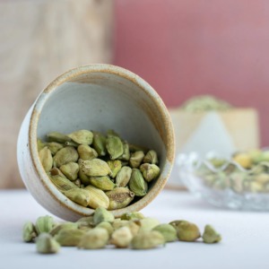 Sélection d'exportation aromatique de gousses de cardamome verte soigneusement cueillies pour une touche de saveur riche dans les aliments, répondant à la demande mondiale. - Product Image 6