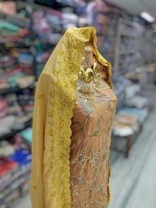 ชุดเดรสฟรานซาวีประดับลูกปัดสีทอง พร้อมลายปักดอกไม้สีทอง และผ้าคลุมไหล่ลูกไม้เข้าชุด |   ชุดแต่งงานโซมาเลียสุดหรู - Product Image 2
