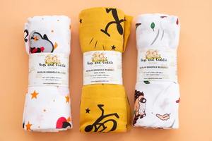 Bavoirs pour bébé unisexes en tissu tricoté 100% coton, écologiques, antibactériens, multicouches, fermeture à boutons pression, design imprimé - Product Image 4