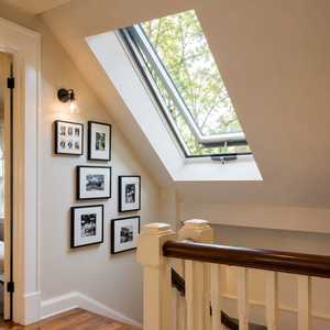 Fenêtre de toit ventilée moderne avec cadre en aluminium blanc, système d'éclairage naturel pour les intérieurs de greniers résidentiels - Product Image 2