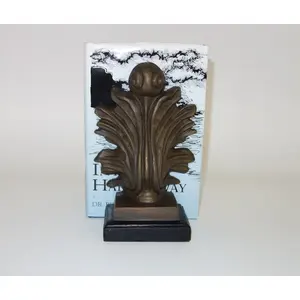 Organisateur de serviettes moderne à motif personnalisé, détails anciens, support de livre artisanal en métal, décoration élégante pour la maison et le bureau, fabriqué par Zahid - Product Image 2