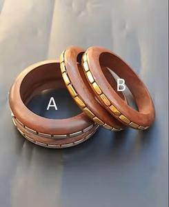 Bracelet en bois naturel fait main, bijoux en bois écologiques, accessoire élégant, cadeau unique pour femmes - Product Image 1