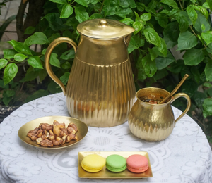 Pichet à eau vintage en métal doré cannelé avec couvercle bombé et poignée courbée, vaisselle tendance, pichet en cuivre poli - Product Image 6