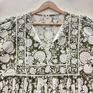 Chemise à col en V en coton 100% naturel, imprimé floral fait main, écologique, manches 3/4, ourlet à volants en dentelle, lavable, infroissable - Product Image 4