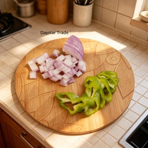 Tabla de cortar redonda de madera grabada |   Tabla de Cortar Decorativa de Bambú para Cortar Vegetales, Preparar Alimentos y Servir en la Cocina - Product Image 1