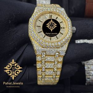 Montre à quartz en acier inoxydable doré avec cadran en cristal et bracelet style diamant glacé pour homme, bijou de fête de luxe - Product Image 3