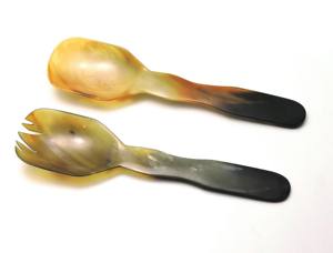 Ensemble de 2 cuillères à salade en corne, style tendance, fabriquées à la main à partir de corne de buffle naturelle, à prix abordable. - Product Image 2