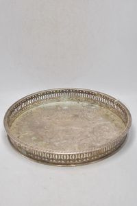 Bandeja de hierro esmaltado de primera calidad diseñada con una estructura de hierro duradera y un acabado brillante y suave para espacios elegantes. - Product Image 6