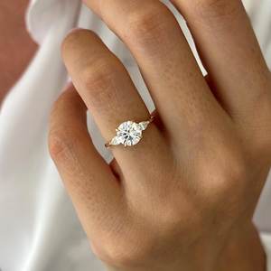 Bague à trois pierres en diamant de laboratoire rond brillant de 1,5 carat, or blanc 14 carats, certifiée IGI - Product Image 2