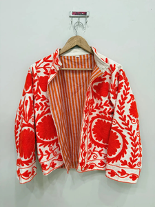 Chaqueta Acolchada Blanca Bordada para Mujer con Hilo Floral Rojo, Diseño Étnico Boho, Corta, 100% Algodón Ecológico - Product Image 2
