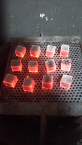 Charbon de coco de haute qualité en cubes pour chicha : Combustion fiable et durable - Product Image 2