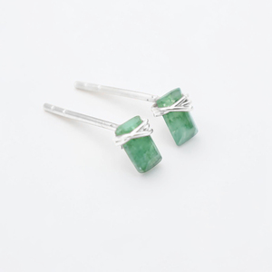 Pendientes de tuerca minimalistas elevados con esmeralda teñida, de latón con acabado plateado, venta al por mayor 2026, arte artesanal usable - Product Image 3