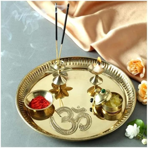Juego de Thali de Metal Premium para Pooja con Diseño Grabado de Om, Bandeja Redonda Dorada para Puja con Porta Incienso Decorativo Diya y Kumkum - Product Image 1