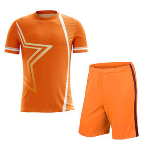 Ensemble de tenues de football conçu pour les équipes jeunes et adultes, offrant une construction respirante, un contrôle de l'humidité et une coupe athlétique confortable. - Product Image 1