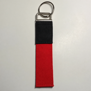 Llavero de Tela Roja y Negra con Anillo Metálico, Diseño Estilo Cinturón de Artes Marciales - Product Image 1