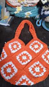 Bolso de mano de ganchillo de algodón hecho a mano, bolso de hombro tejido con cuadrados Granny Square, bolso de compras de moda boho para el mercado y la playa - Product Image 2