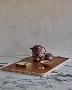 Bandeja Metálica Vintage con Superficie de Aspecto Cuero Marrón y Asas Doradas, Bandeja de Lujo para Servir y Decoración del Hogar - Product Image 1