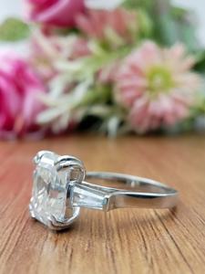 Bague de fiançailles et de mariage tendance en or massif 18 carats, diamant blanc 2,5 carats taille émeraude classique, sertie à griffes, certifiée IGI, cadeau et soirée - Product Image 3