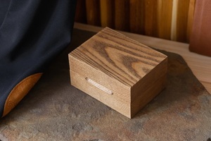 Caja de Reloj de Madera Personalizada con Diseño en Relieve para Hombre y Mujer - Organizador de Almacenamiento de Regalos Ecológico para Decoración del Hogar - Product Image 3