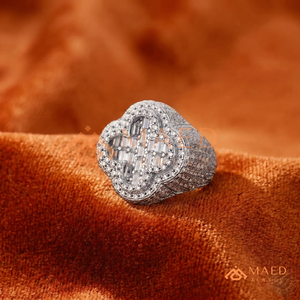 Bague trèfle à quatre feuilles finition or blanc argenté |   Médaille porte-bonheur fleur glacée |   Bague Statement Hip Hop avec Pierre Baguette - Product Image 3