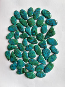 Venta al por Mayor de Gemas ARHAN, Crisocola Natural en Cabujón, Formas Mixtas, Multicolor, Piedras Sueltas de la India (Rajasthan) para Joyería - Product Image 3