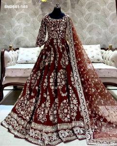 Vestido tradicional indio de seda Chinon para fiestas, con bordado pesado y lentejuelas, conjunto de vestido, pantalón y dupatta a precio de mayorista. - Product Image 3