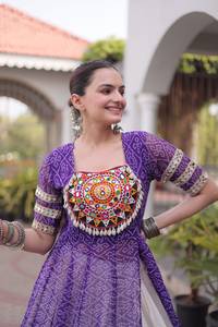 Lehenga Choli de diseño étnico tradicional indio, colección Navaratri, con estampado Bandhani y diseño Kutchi para mujeres, ropa elegante. - Product Image 6