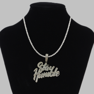 Colgante de Letra 'Stay Humble' con Moissanita, Corte Baguette, Engaste en Canal, Plata 925 Bañada en Rodio, Joyería Hiphop Unisex - Product Image 5