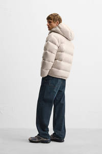 เสื้อแจ็คเก็ตพัฟเฟอร์สีเทาไข่มุกปักลายโลโก้แบบกำหนดเอง ทรงปกติ คอตั้ง กระเป๋าซิป เสื้อกันหนาวบุขนเป็ดสำหรับผู้ชาย - Product Image 3