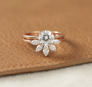 Anillo de compromiso solitario de moissanita brillante de 2 quilates con banda delicada de cinco piedras de corte marquesa y diseño de chevron, conjunto nupcial. - Product Image 1