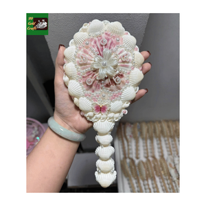Espejo de Concha Hecho a Mano con Perlas, Espejo de Vanidad Inspirado en el Océano, Espejo de Mano de Concha Marina, Espejo Costero - Product Image 4