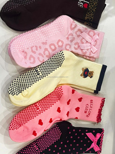 Chaussettes de yoga et de pilates JZVINA Quarter Crew pour femmes, bordure à volants, antidérapantes, respirantes, tricotées, multicolores, logo personnalisé - Product Image 3
